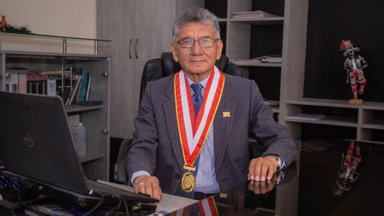 Dr. VÍCTOR PEDRO CUADROS OJEDA